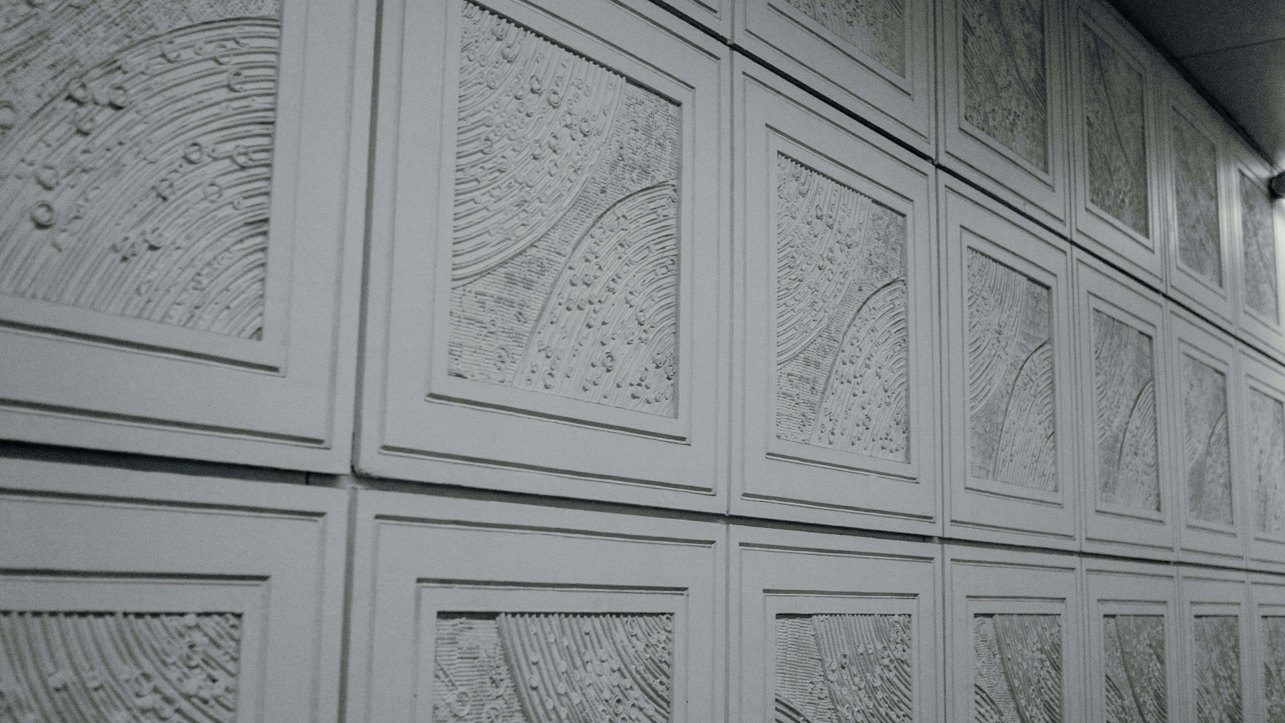 Moderan enterijer sa zidnim panelima